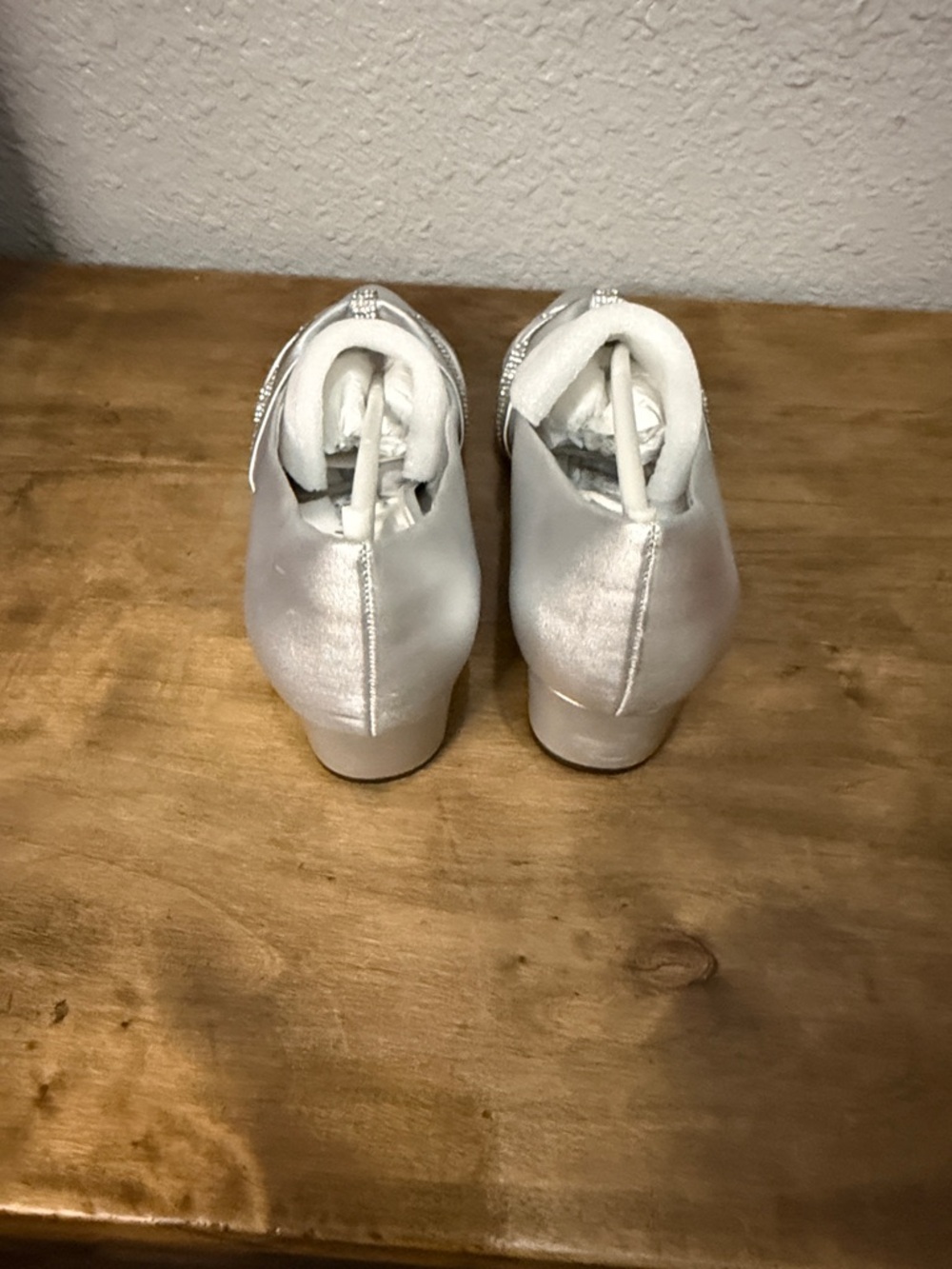 Easy Street Alive 5  Silver Satin Low Heel Pumps with Crystal Accent size 6 - Picture 7 of 8